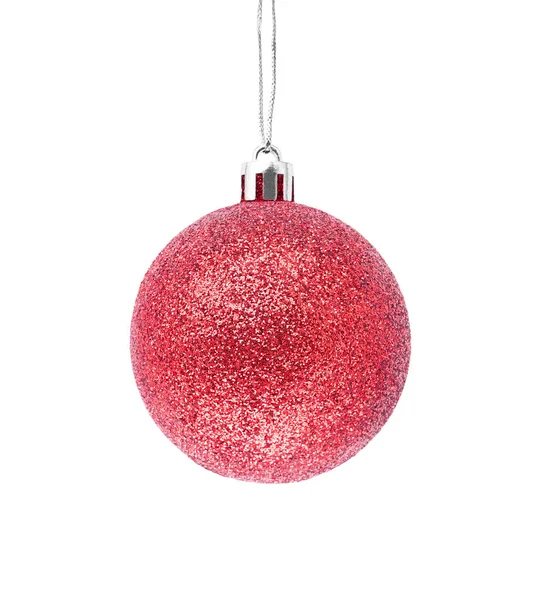 Appeso rosso scintillio Natale bauble isolato su sfondo bianco. — Foto Stock