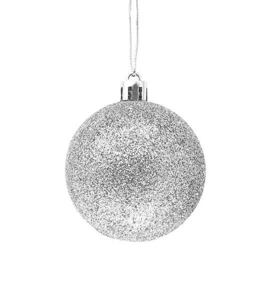 Appeso argento glitter Natale bauble isolato su sfondo bianco. — Foto Stock
