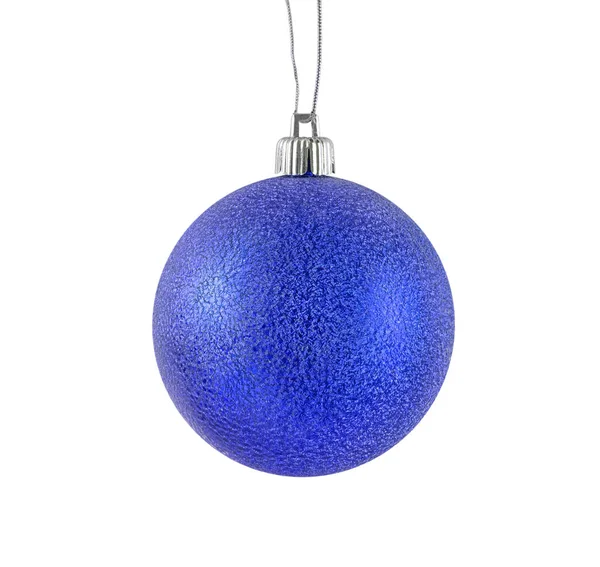 白い背景に隔離された青の金属光沢のあるクリスマスの泡をぶら下げて — ストック写真