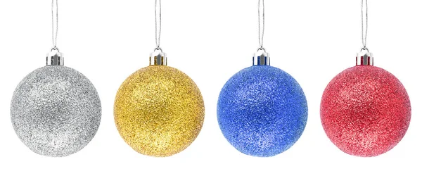 Visící stříbro, zlatá, modrá, červená třpyt vánoční ozdoby izolované na bílém pozadí. — Stock fotografie