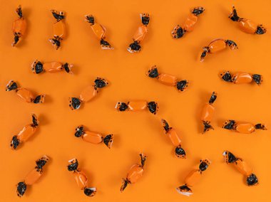 Cadılar bayramı dairesi turuncu ve siyah şekerlerden oluşuyordu..