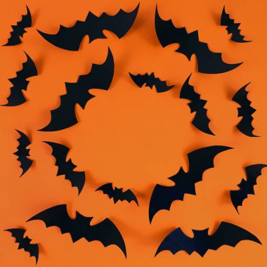 Siyah yarasalar turuncu arkaplanda kopyalama alanı ile