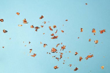 Mavi arka planda altın parıldıyor.