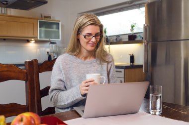 Onu laptop çalışma ev kadını