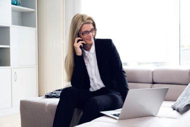  Dizüstü bilgisayarda çalışan kadın 