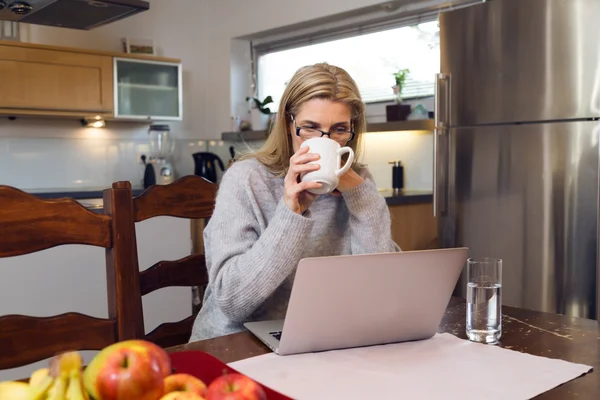 Hausfrau genießt Kaffee während der Arbeit — Stockfoto