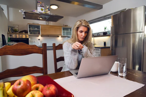 Frau betrachtet ihren Laptop-Bildschirm — Stockfoto