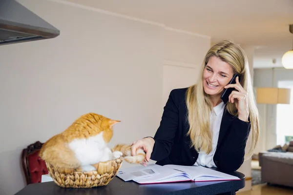 Business woman using a phon — Stock Photo, Image