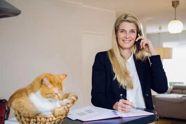 Business woman using a phon — Stock Photo, Image