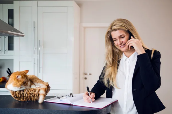 Woman posing with her cat — Stock Photo, Image