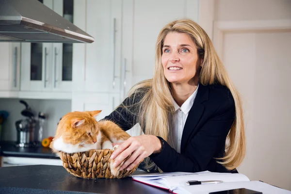 Woman posing with her cat — Stock Photo, Image
