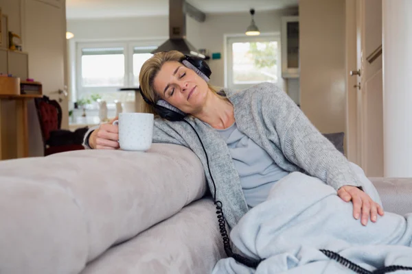 Vrouw die koffie drinkt — Stockfoto