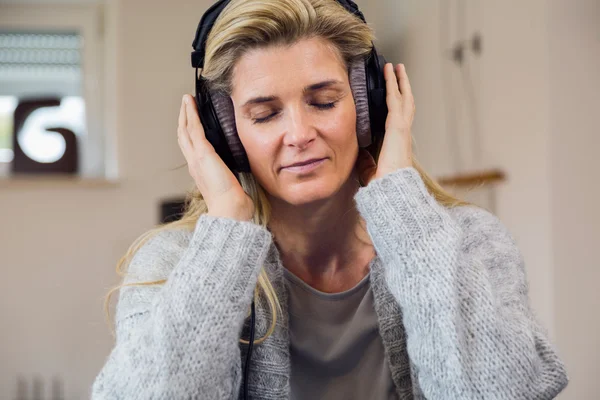 Mulher ouvindo música em casa — Fotografia de Stock