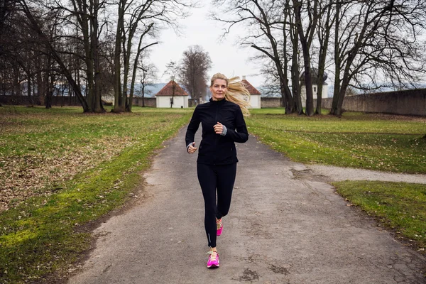 Kvinnan gör sport i parken. — Stockfoto