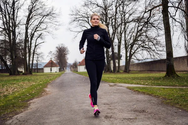 Žena, která dělá sport v parku. — Stock fotografie