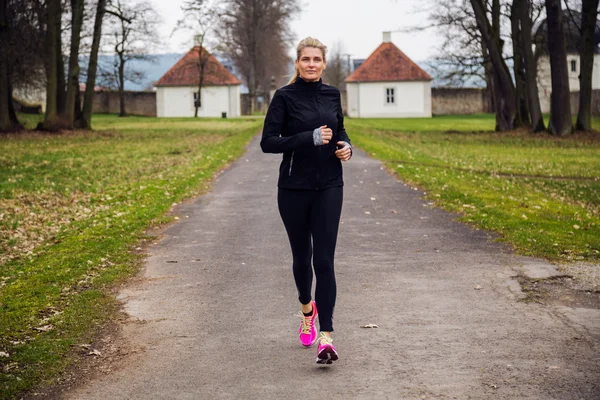 Žena, která dělá sport v parku. — Stock fotografie