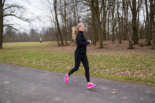 Kobieta robi sport w parku. — Zdjęcie stockowe