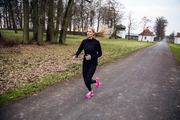 Kobieta robi sport w parku. — Zdjęcie stockowe