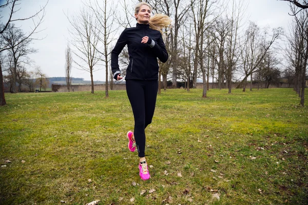 Žena běží v parku — Stock fotografie