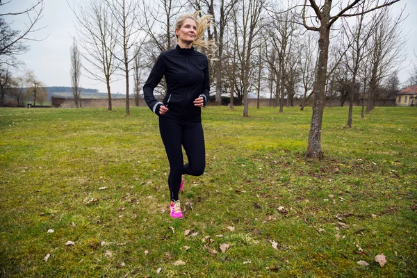Жінка біжить в парку — стокове фото
