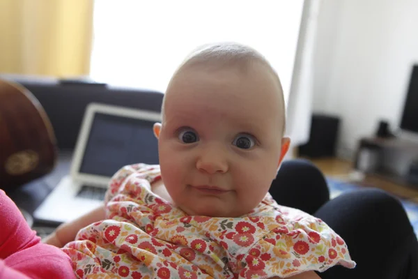 Bebê pequeno bonito com olhos largos — Fotografia de Stock
