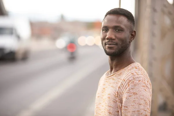 Retrato Hombre Negro Guapo Con Fondo Borroso Tráfico Concéntrate Primer —  Fotos de Stock