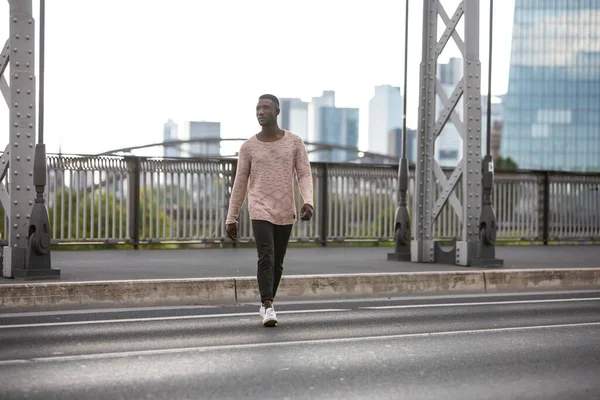 Young Black Man Crossing Street City Background Long Shot — Stock Photo, Image