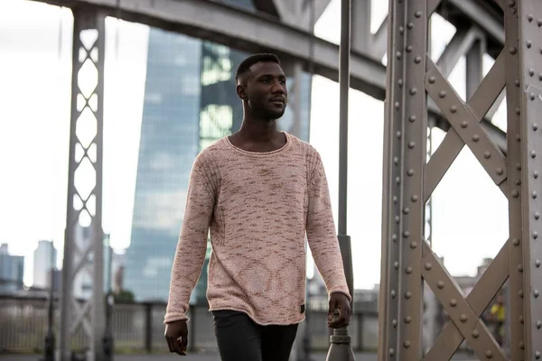 Hombre Negro Moda Con Suéter Caminando Con Confianza Mirando Hacia — Foto de Stock