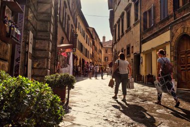 Montepulciano Tuscany İtalya Pedestrian Caddesi 'nde müşteriler ve turistler. 