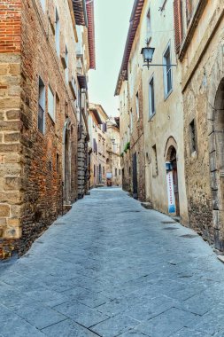 Montepulciano Tuscany eski mimarisi olan dar yaya sokağı. Kaybolan nokta. 
