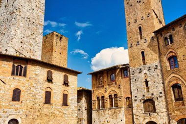 Korunmuş kuleleri olan San Gimignano Toskana İtalya ortaçağ mimarisi. 