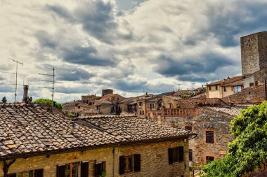 San Gimignano Toskana evinin çatıları ve destansı gökyüzü. Düşük ihtimal. 