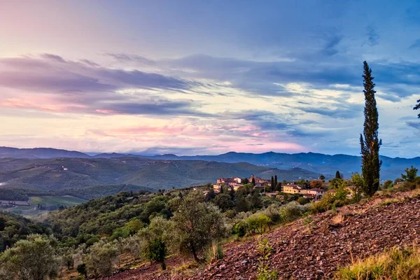 Toscane Landschap Epische Wolkenlandschap Met Dorp Bergen Horizon Panoramisch Uitzicht — Stockfoto
