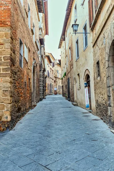 Montepulciano Tuscany eski mimarisi olan dar yaya sokağı. Kaybolan nokta. 