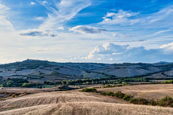 Idyllisch Landschappelijk Panorama Met Boerderijvelden Zomerhemel Toscane Italië — Stockfoto