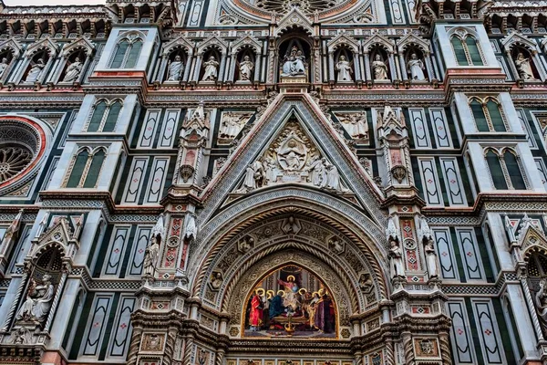 フィレンツェ大聖堂外壁ファサードの詳細 低角度表示 — ストック写真