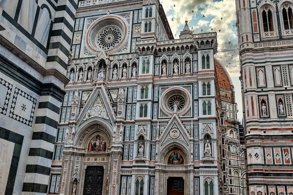 フィレンツェ大聖堂の外観の詳細 低角度表示 — ストック写真