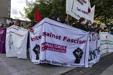Gottingen, Almanya. 2020 sonbaharında. Protestoda faşizm karşıtı pankart tutan gençler. 