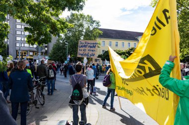Gottingen, Almanya. 2020 sonbaharında. Gelecek için cuma günleri. Protestocular iklim değişikliği karşıtı gösterilerde pankart ve pankart taşıyorlar. 
