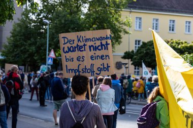 Gottingen, Almanya. 2020 sonbaharında. Gelecek için cuma günleri. Protestocuların elinde iklim değişikliği karşıtı grev tabelası var. Dikiz aynası. Geriye dön.. 