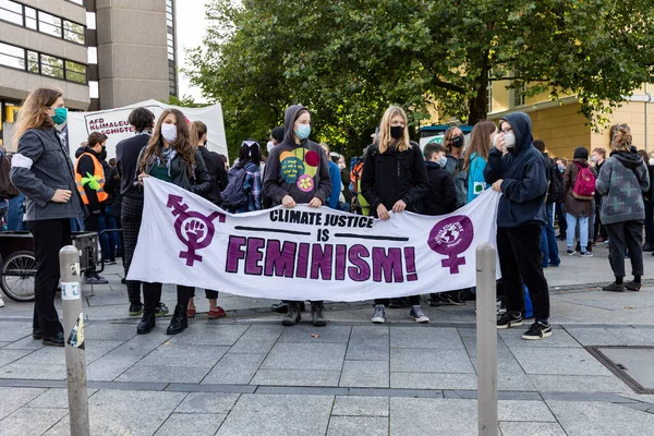 링겐에서 2020 미래의 금요일 시위에서 페미니즘과 정의를 지지하는 여성들의 — 스톡 사진