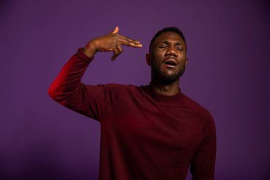 Adam el hareketlerimi ve vücut dilimi gösteriyor. Orta boy. İzole edilmiş arkaplan. 