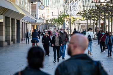 2020 baharında. Frankfurt, Almanya. Korona virüsü salgını sırasında Zeil yaya alışveriş caddesinde yürüyen insanlar. Düşük ihtimal. 