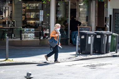 2020 baharında. Frankfurt, Almanya. Orta yaşlı Kafkasyalı kadın covid-19 salgını sırasında maske takıyor.. 