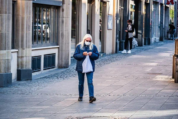 Άνοιξη 2020 Φρανκφούρτη Γερμανία Μια Μεσήλικη Λευκή Γυναίκα Που Περπατάει Φωτογραφία Αρχείου