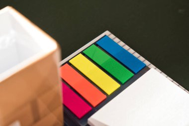 Farklı renk desenlerinin dikdörtgen şekilleri. Yüksek açı görünümü. 