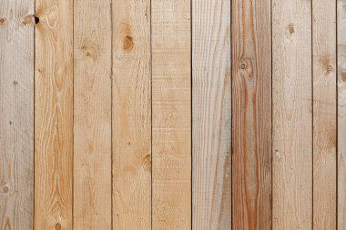 Yürüme yolunun tahta kirişleri. Tam üstte. 