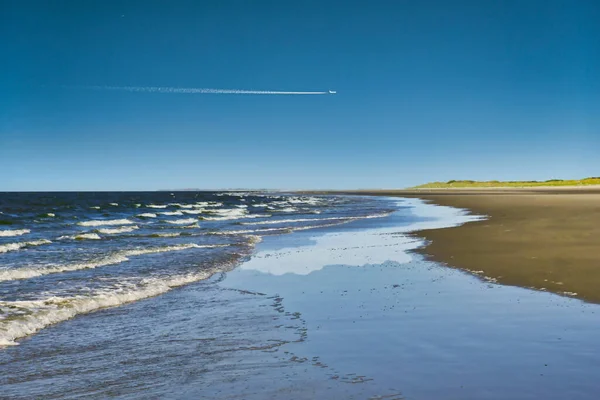 海の波とビーチに圧延し 空に輪郭を描く 極端なロングショット — ストック写真