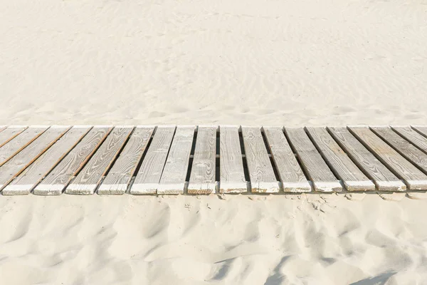 白い砂と板張りの歩道 — ストック写真