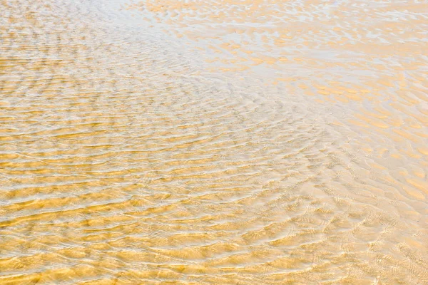 Ondiep Gerimpeld Water Met Goudkleurig Zand — Stockfoto